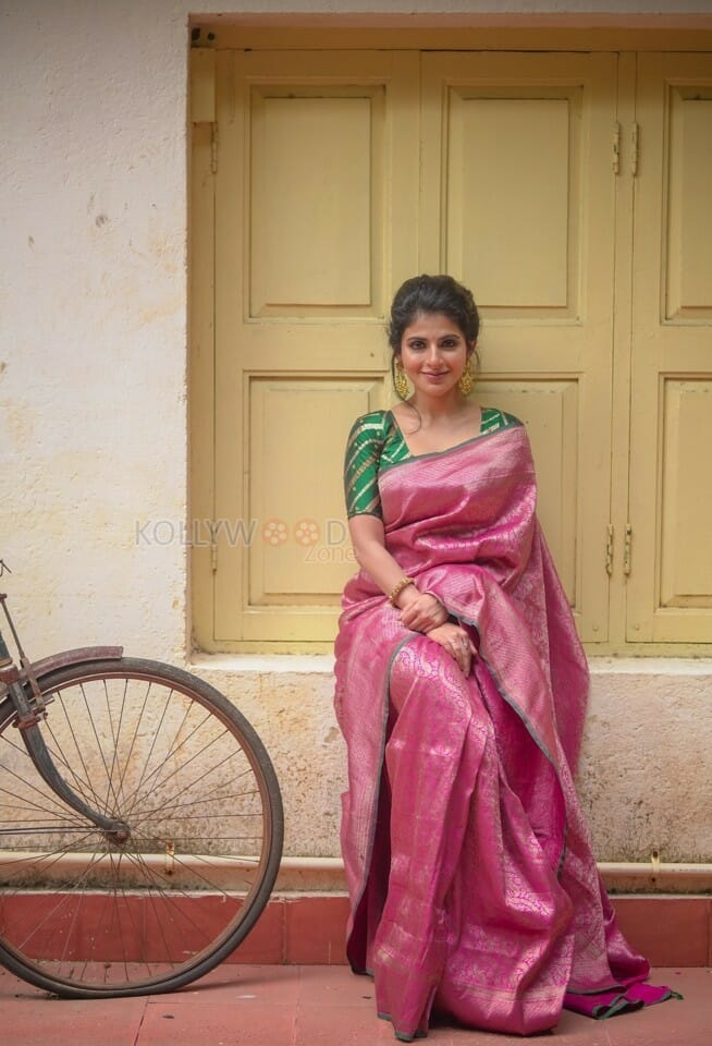 Actress Iswarya Menon Stunning Saree Photo Shoot Pictures