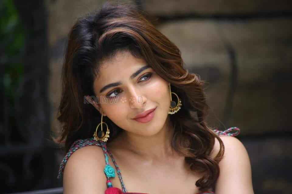 Actress Iswarya Menon at Spy Interview Pictures 81