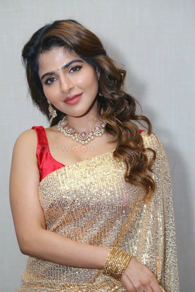 Actress Iswarya Menon at Spy Pre Release Event Photos 23