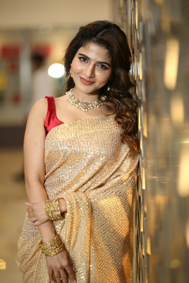 Actress Iswarya Menon at Spy Pre Release Event Photos 43