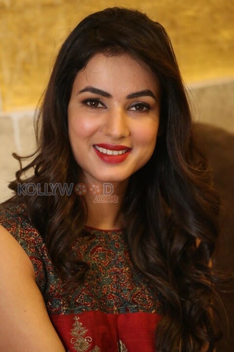 Actress Sonal Chauhan New Pictures