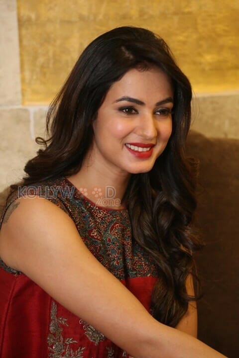 Actress Sonal Chauhan New Pictures