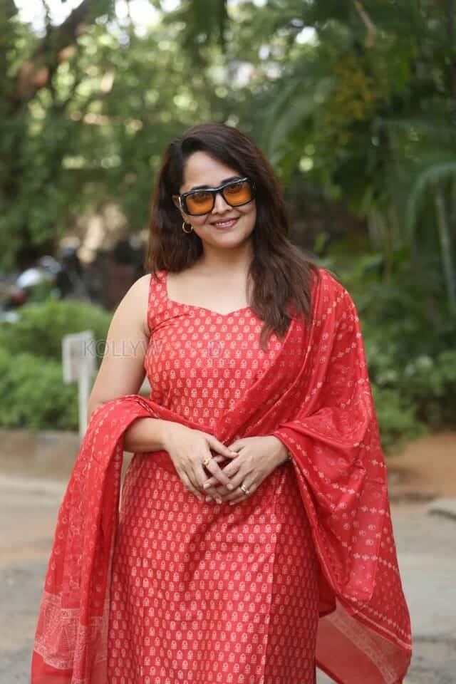 Anasuya Bharadwaj at Vimanam Success Meet Photos 11