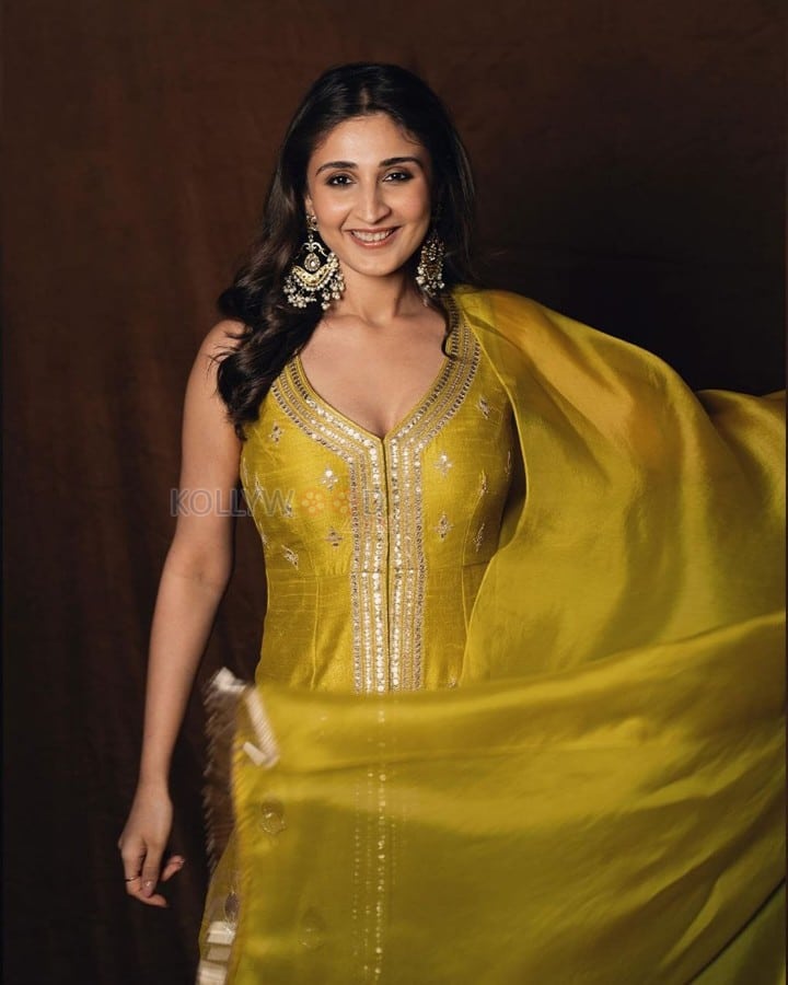 Beautiful Dhvani Bhanushali in a Golden Outfit Photos 01