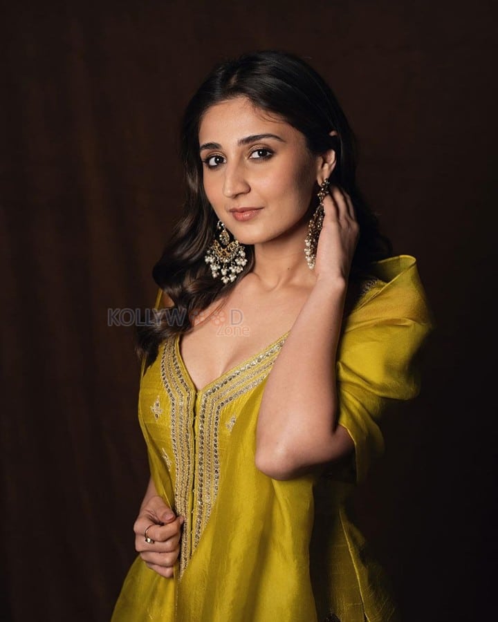 Beautiful Dhvani Bhanushali in a Golden Outfit Photos 05