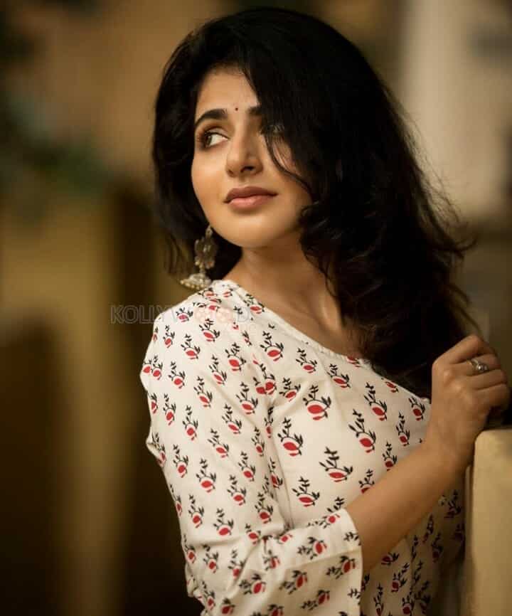 Beautiful Iswarya Menon in Floral Kurti 01