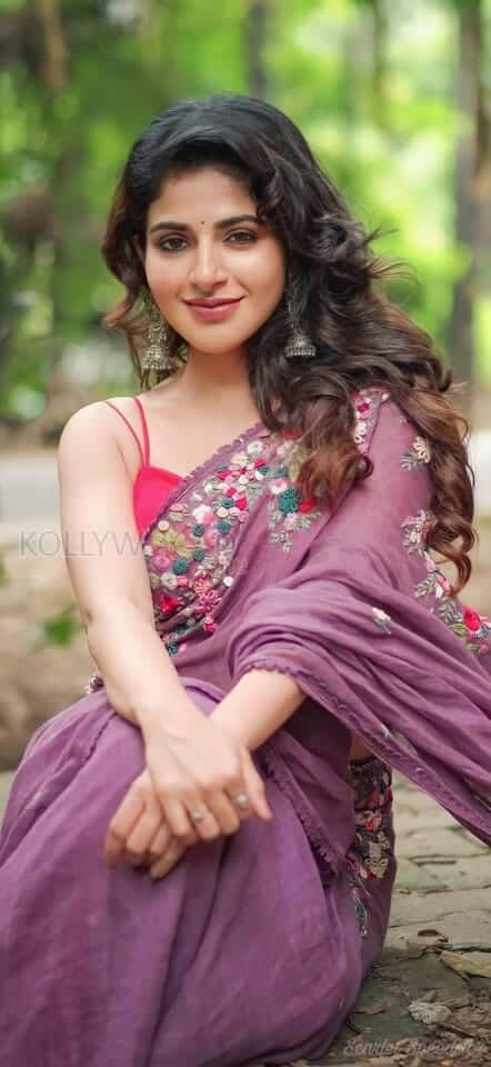 Beautiful Iswarya Menon in Saree Photo 01