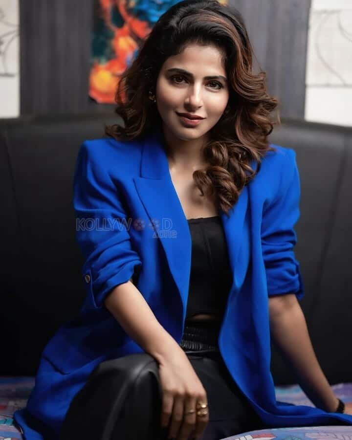 Beautiful Iswarya Menon in a Blue and Black Photoshoot Pictures 02