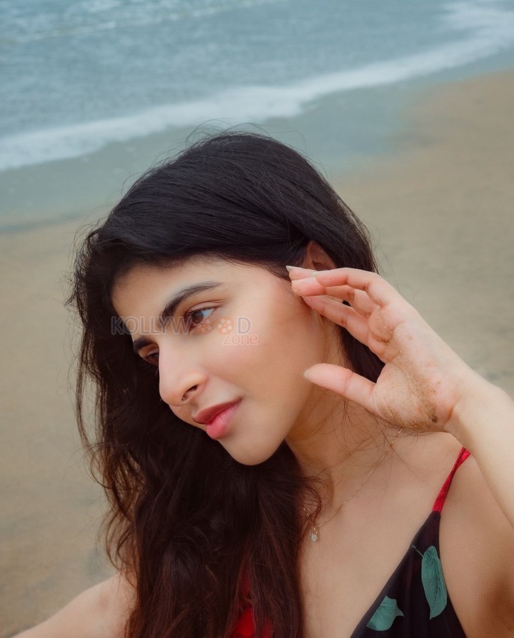 Beautiful Iswarya Menon in a Red and Black Sleeveless Beach Dress Photos 01