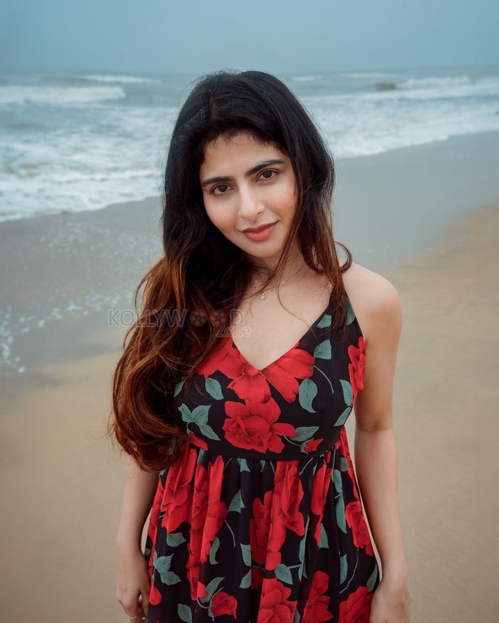 Beautiful Iswarya Menon in a Red and Black Sleeveless Beach Dress Photos 02