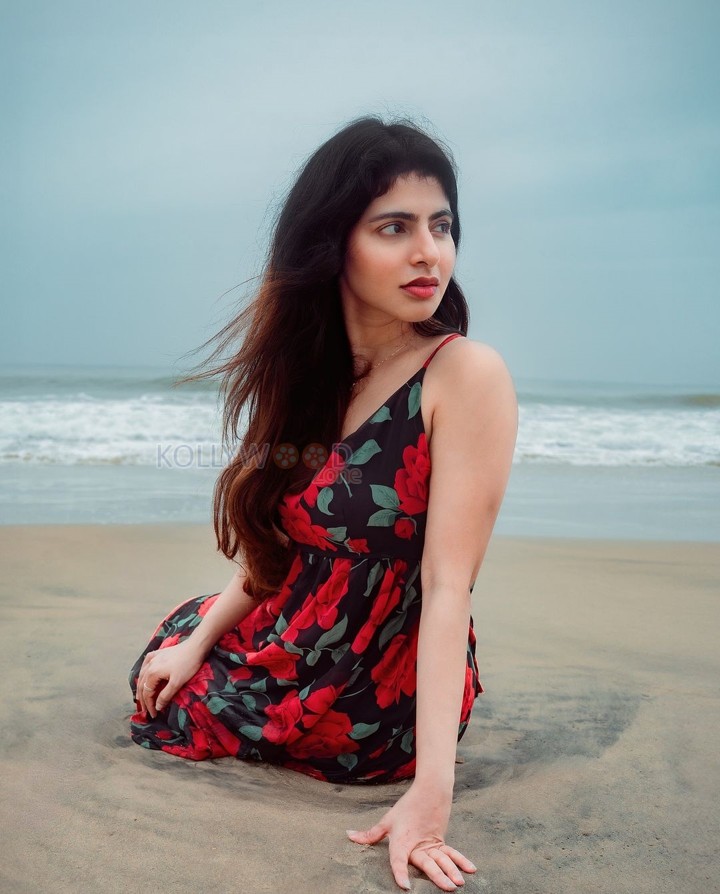 Beautiful Iswarya Menon in a Red and Black Sleeveless Beach Dress Photos 03