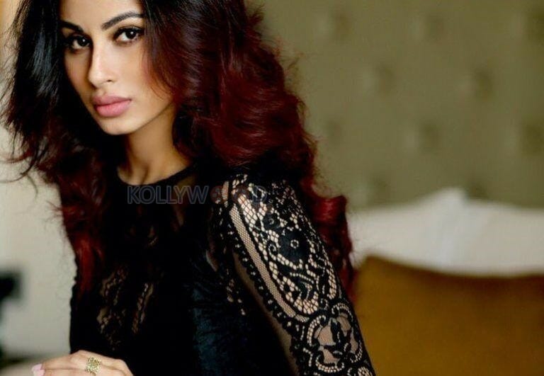 Beautiful Mouni Roy Photos