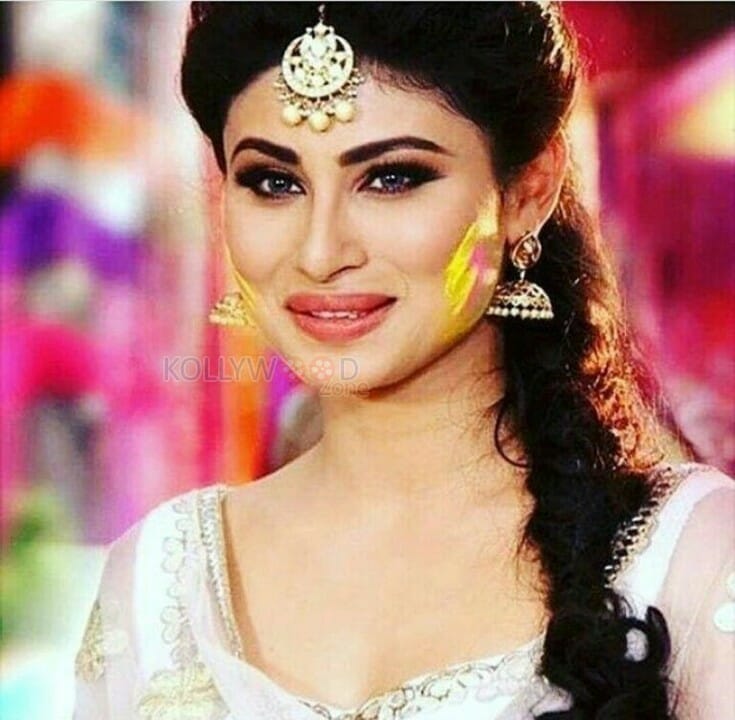 Beautiful Mouni Roy Photos