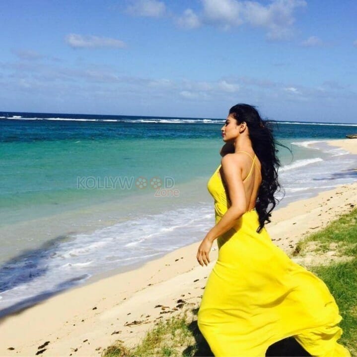 Beautiful Mouni Roy Photos