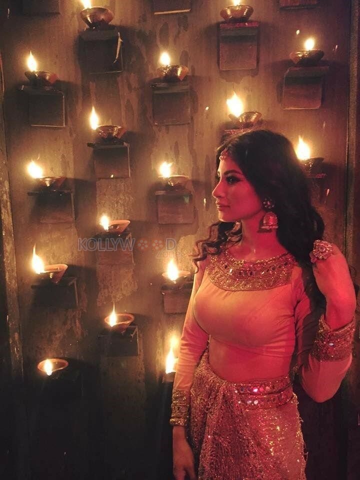 Beautiful Mouni Roy Photos