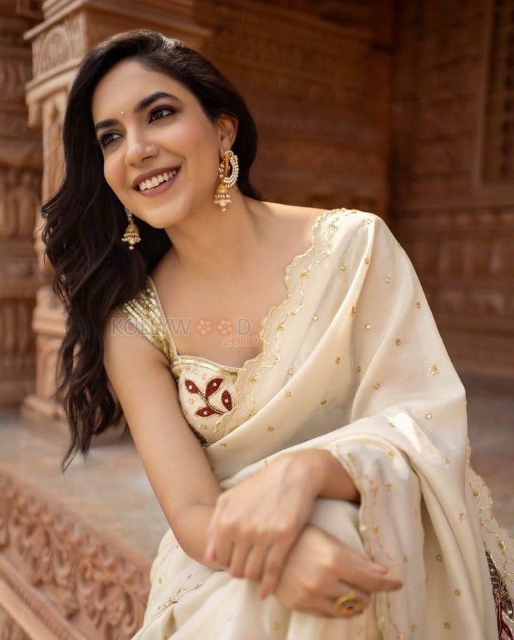 Beautiful Ritu Varma in an Off White Saree with Golden Detailing with a Floral Sleeveless Blouse Pictures 02