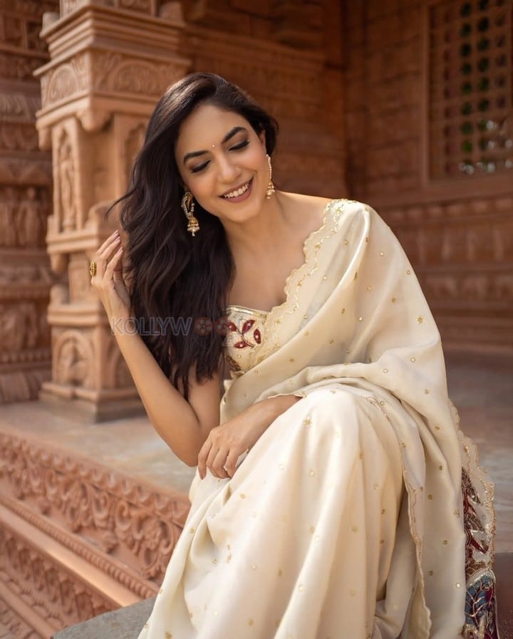 Beautiful Ritu Varma in an Off White Saree with Golden Detailing with a Floral Sleeveless Blouse Pictures 03
