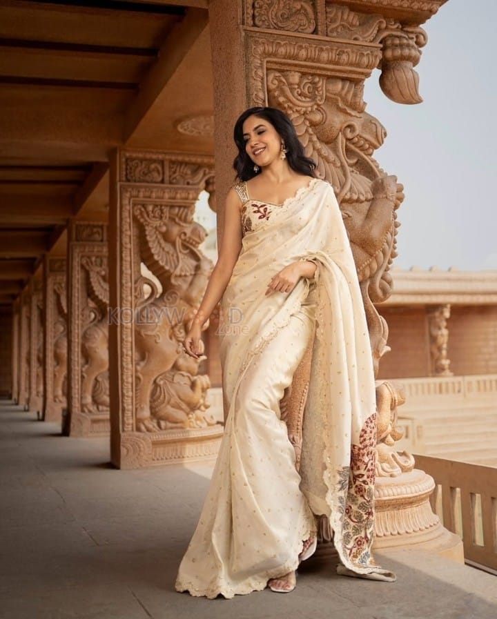 Beautiful Ritu Varma in an Off White Saree with Golden Detailing with a Floral Sleeveless Blouse Pictures 05
