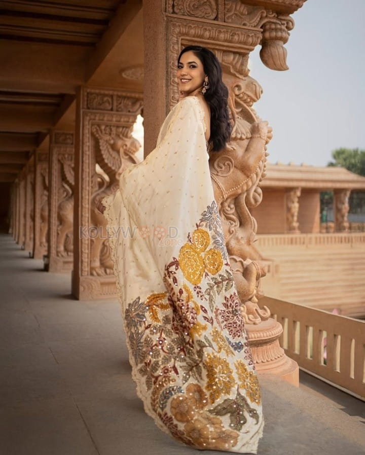 Beautiful Ritu Varma in an Off White Saree with Golden Detailing with a Floral Sleeveless Blouse Pictures 08