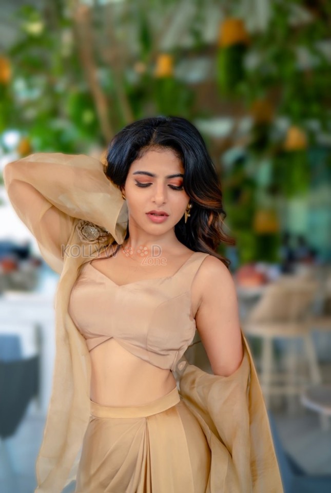 Bhaje Vayu Velya Actress Iswarya Menon in a Golden Crop Top with Matching Skirt Photos 03