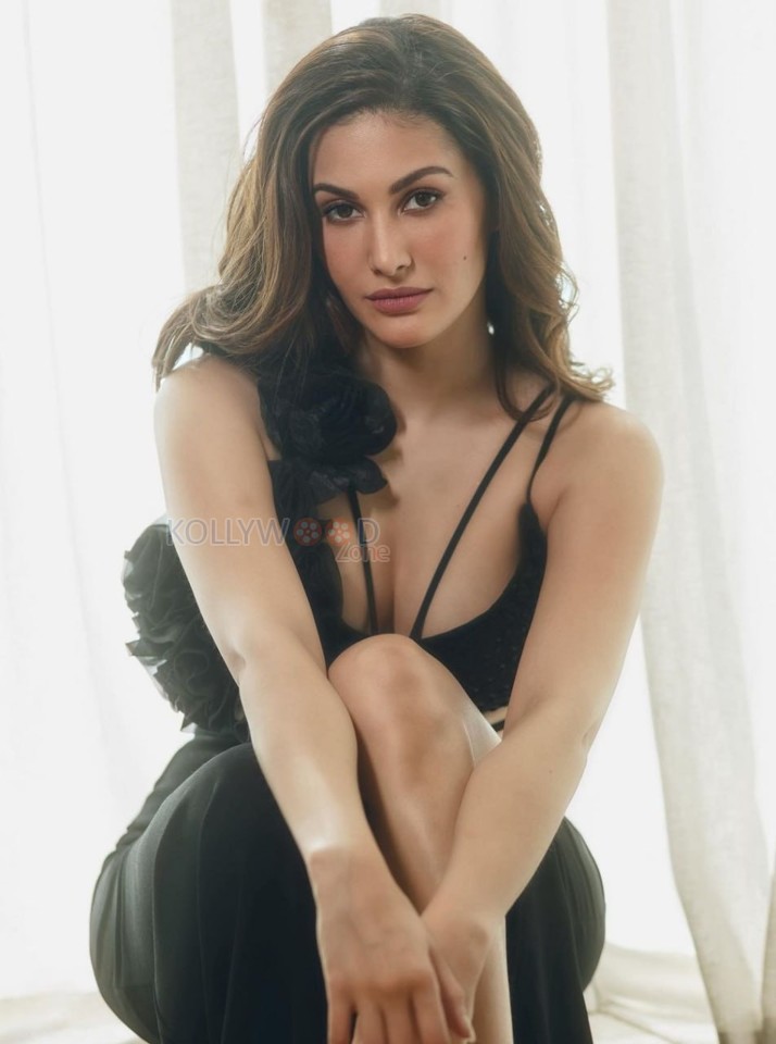 Captivating Amyra Dastur in a Black Bodycon Dress Photos 03