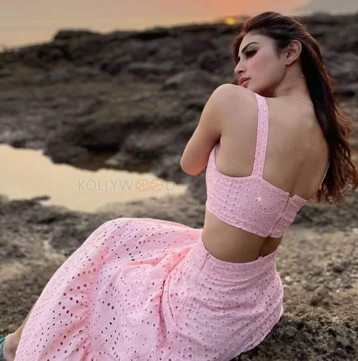 Charming and Sexy Mouni Roy Glam Pictures 02