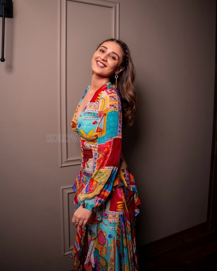 Fashion Beauty Dhvani Bhanushali in a Colorful Dress Photos 07