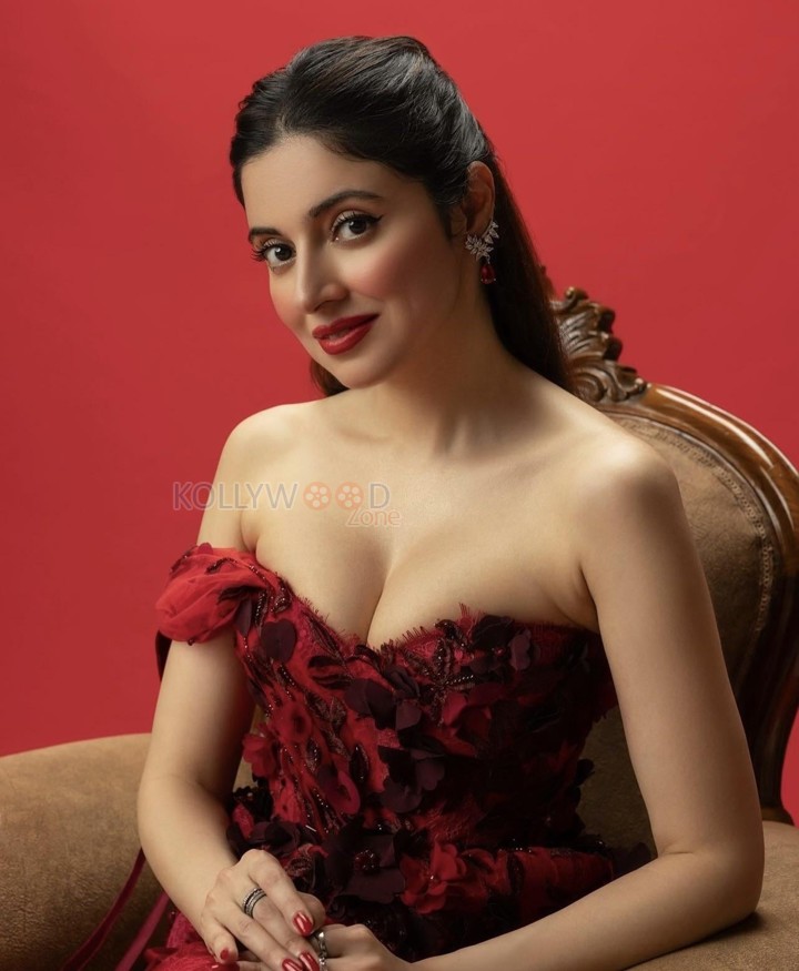 Gorgeous Divya Khosla Kumar in a Red Strapless Gown Photos 02