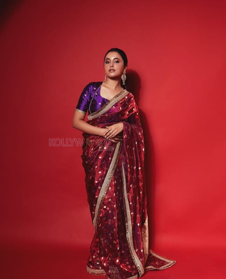 Gorgeous Priyanka Arul Mohan in a Maroon Silk Saree with a Blue Blouse Pictures 05