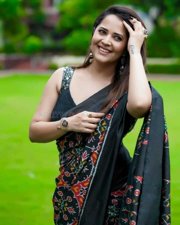 Hot Anasuya Bharadwaj in Black Floral Saree Photos 01