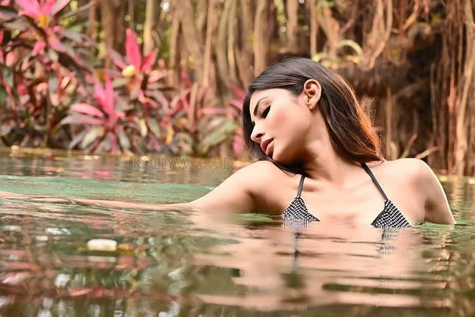 Hot Mouni Roy Swimming Photos 01