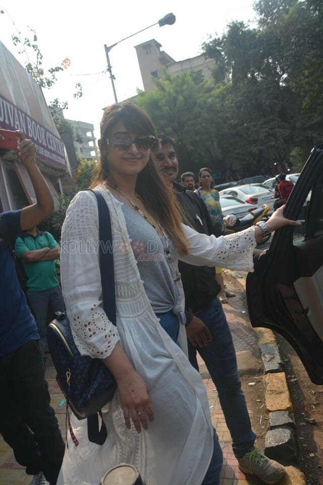 Ileana Dcruz Spotted At Bastian Bandra Photos