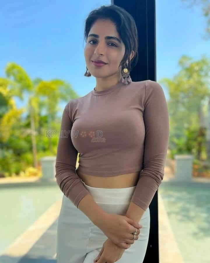 Iswarya Menon Racy Photoshoot Pictures 02