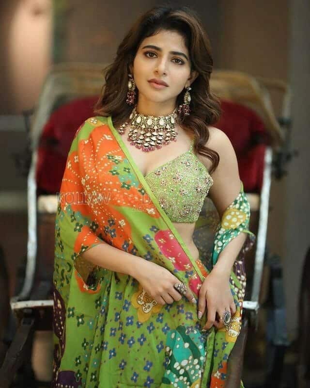 Sensuous Iswarya Menon Showing Midriff in a Green Floral Lehenga Dress Photos 01