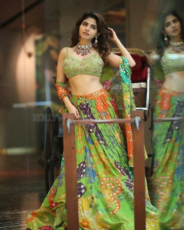 Sensuous Iswarya Menon Showing Midriff in a Green Floral Lehenga Dress Photos 02