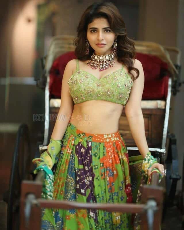 Sensuous Iswarya Menon Showing Midriff in a Green Floral Lehenga Dress Photos 03