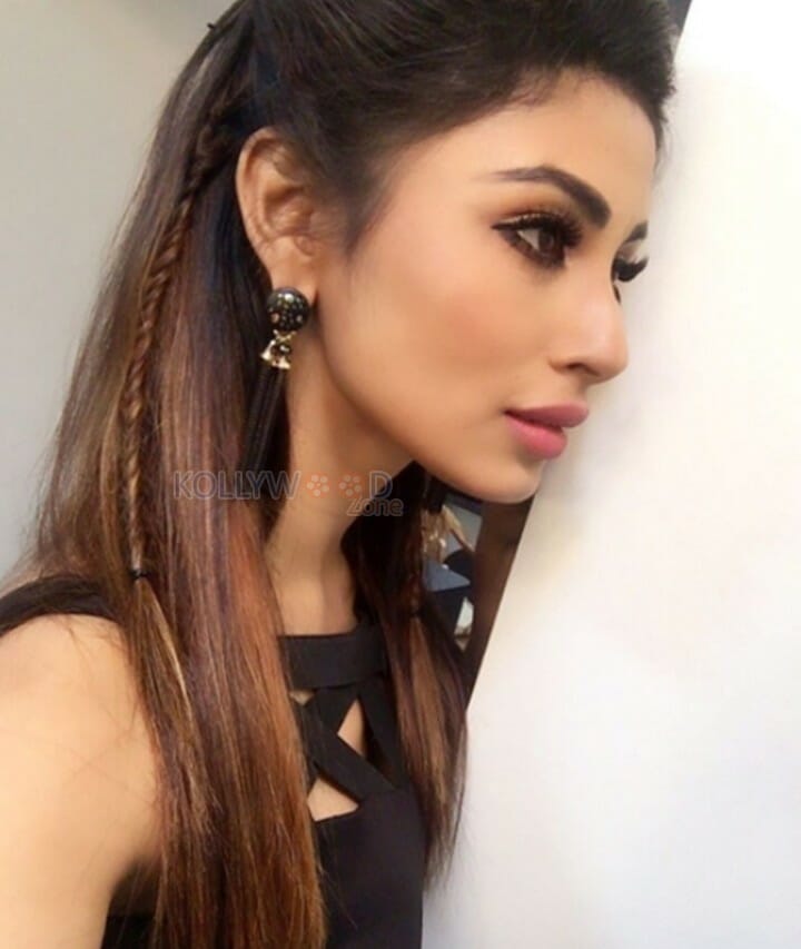 Sexy Actress Mouni Roy Photos