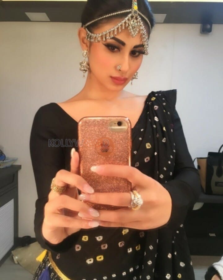 Sexy Actress Mouni Roy Photos