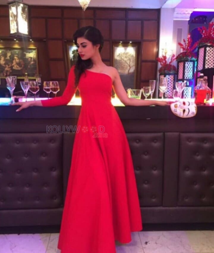 Sexy Actress Mouni Roy Photos