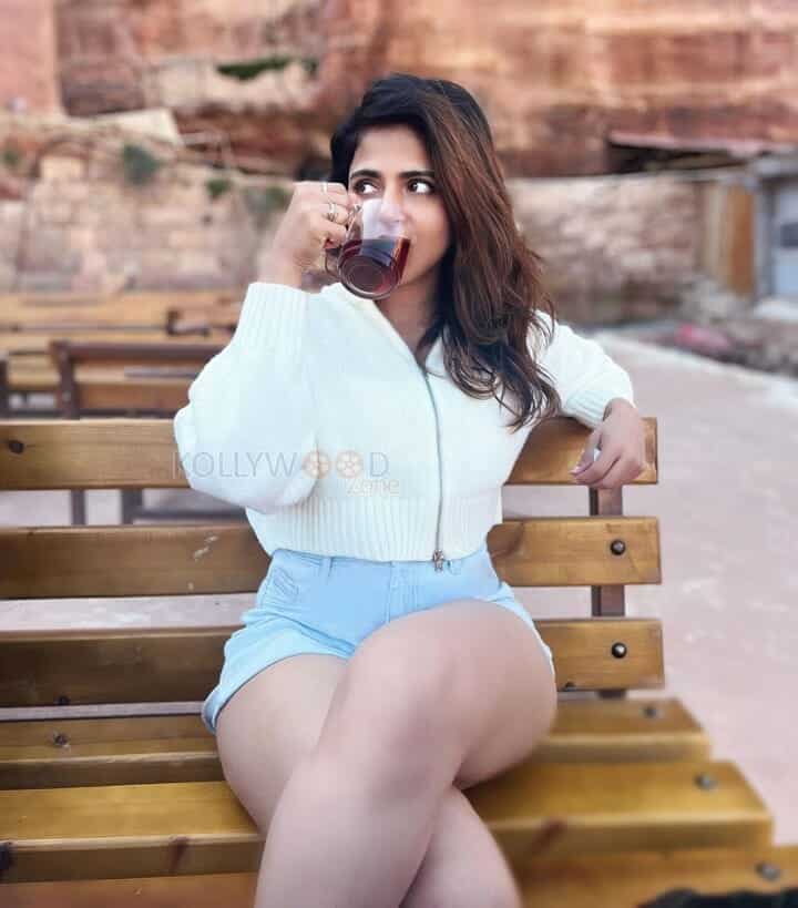 Sexy Iswarya Menon Drinking Coffee Showing Thunder Thighs Mini Shorts Photo 01