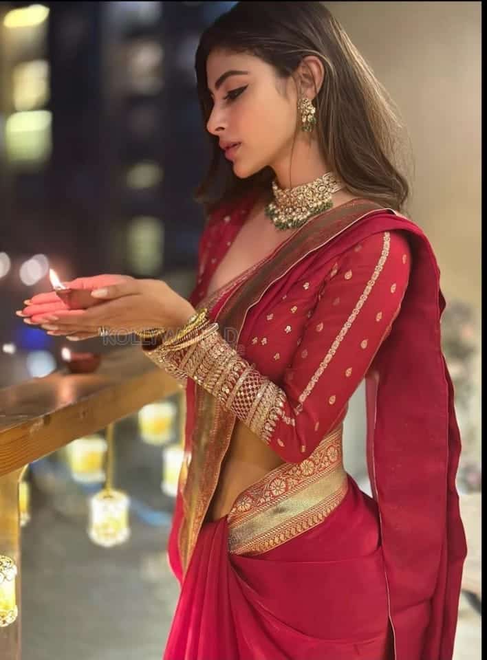 Sexy Mouni Roy in a Diwali Red Saree Photos 02