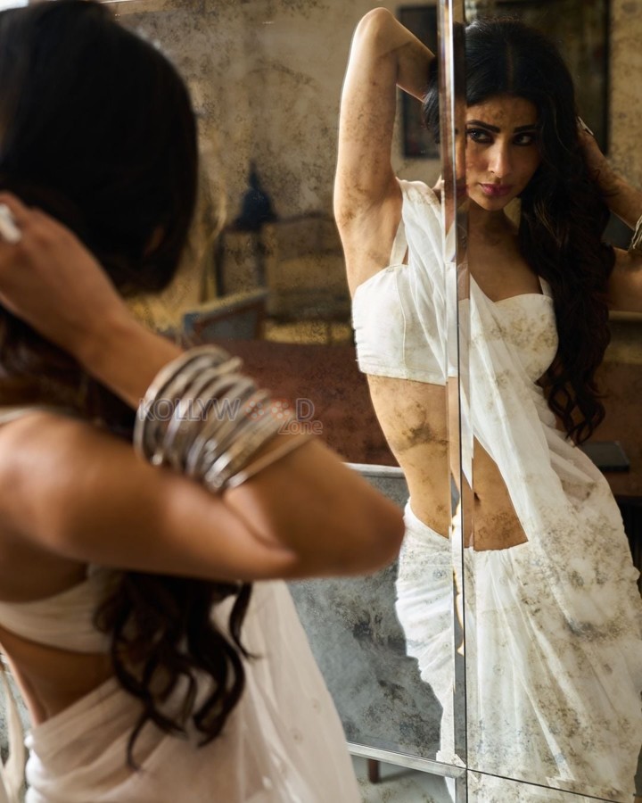 Sizzling Mouni Roy in a White Saree and Backless Blouse Photos 01