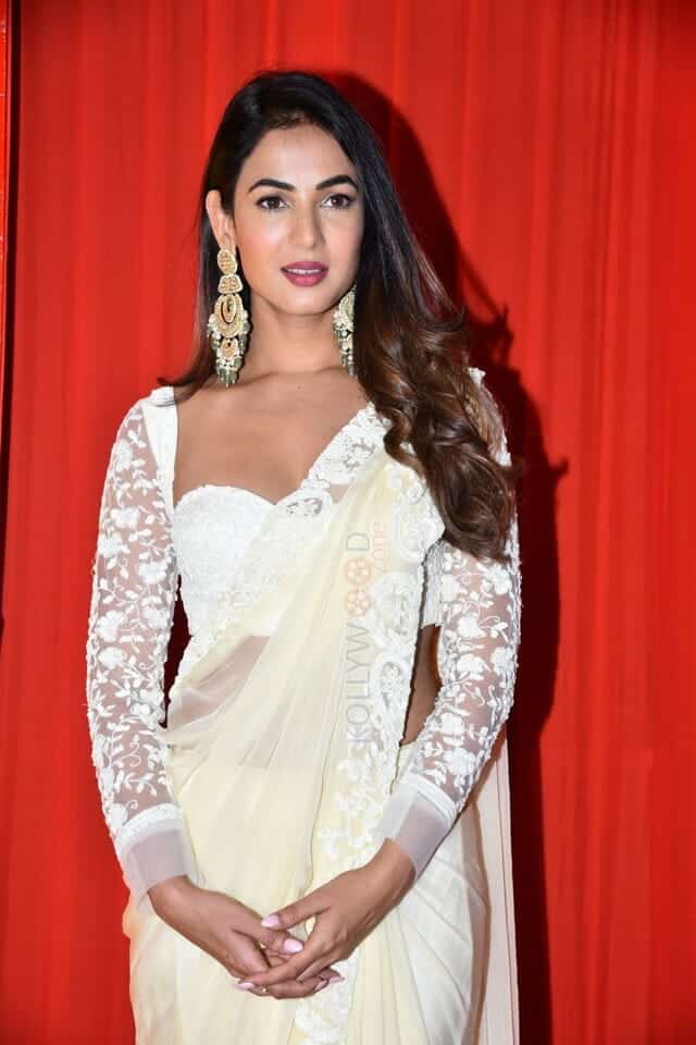 Sonal Chauhan at F3 Movie Pre Release Event Pictures 17