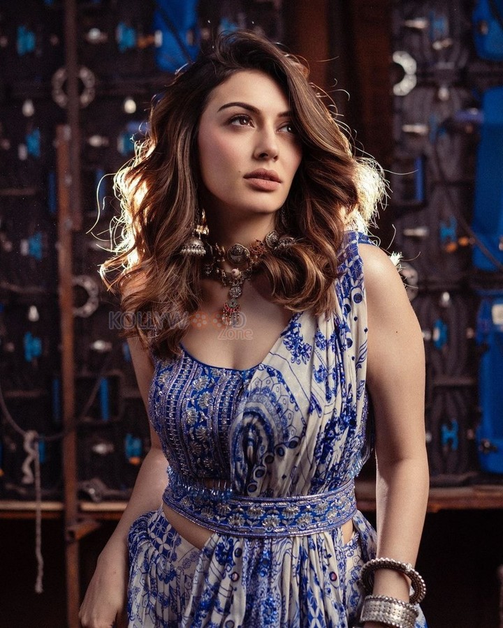 South Actress Hansika Motwani in a Blue and White Skirt and Sleeveless Blouse Pictures 04