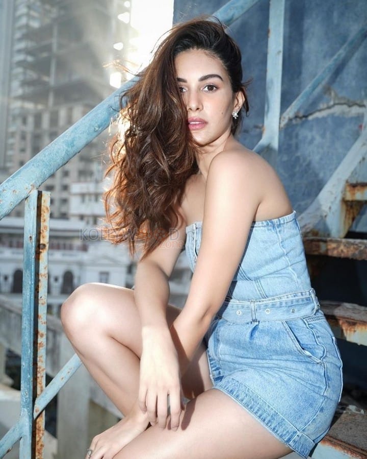 Stunning Amyra Dastur in a Denim Strapless Romper Pictures 02