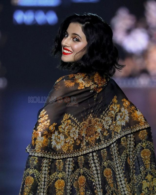 Stunning Divya Khosla Kumar at Lakme Fashion Week 2024 Pictures 01