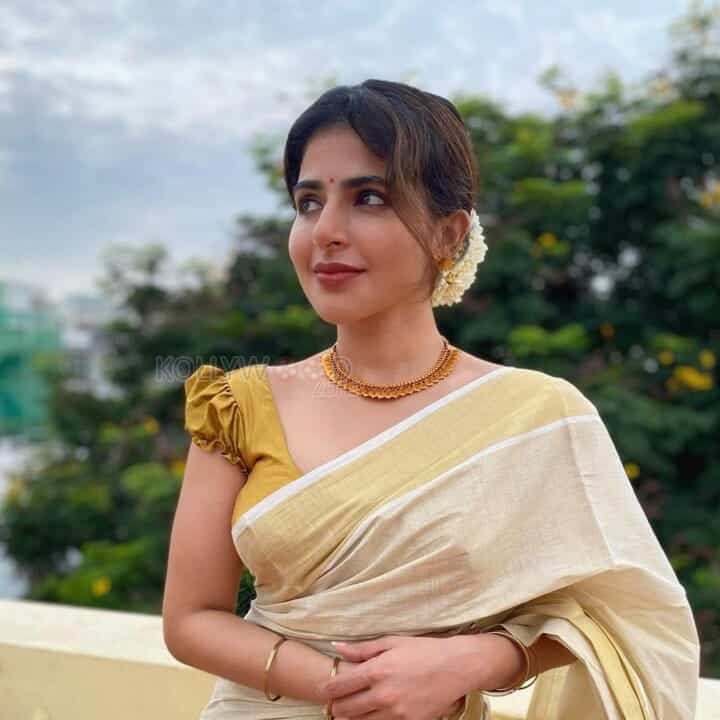 Stunning Iswarya Menon in Cotton Saree Photoshoot Pictures 02