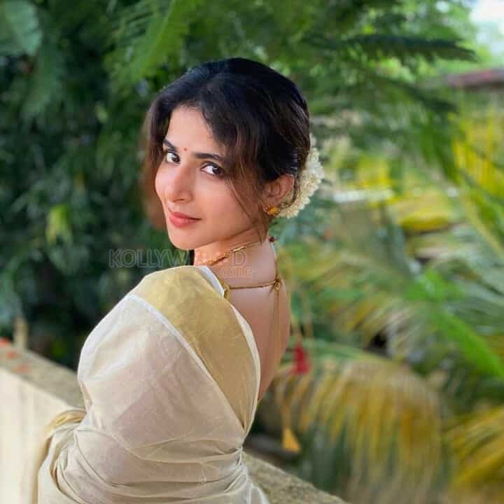 Stunning Iswarya Menon in Cotton Saree Photoshoot Pictures 03