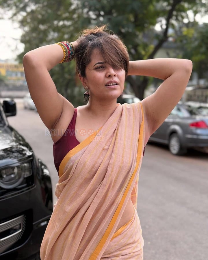 Telugu Actress Anasuya Bharadwaj in a Light Brown Saree with a Dark Brown Sleeveless Blouse Pictures 03