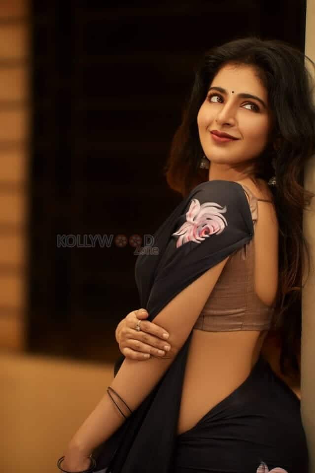 Telugu Actress Iswarya Menon Curvy Beauty Pictures 09